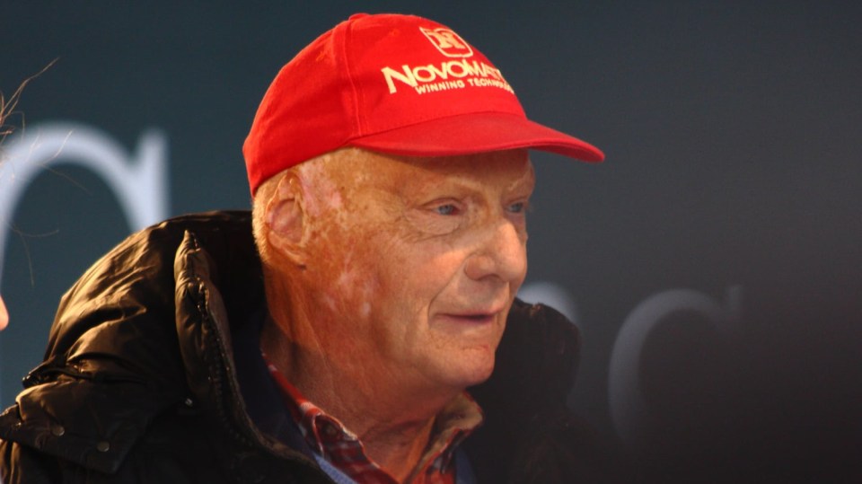 Niki Lauda málem zemřel v plamenech, nakonec ale přežil Jamese Hunta o čtvrt století